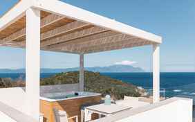 Eigene Terrasse mit Sonnenschutz und beheizbaren Außenwhirlpool und atemberaubenen Ausblick